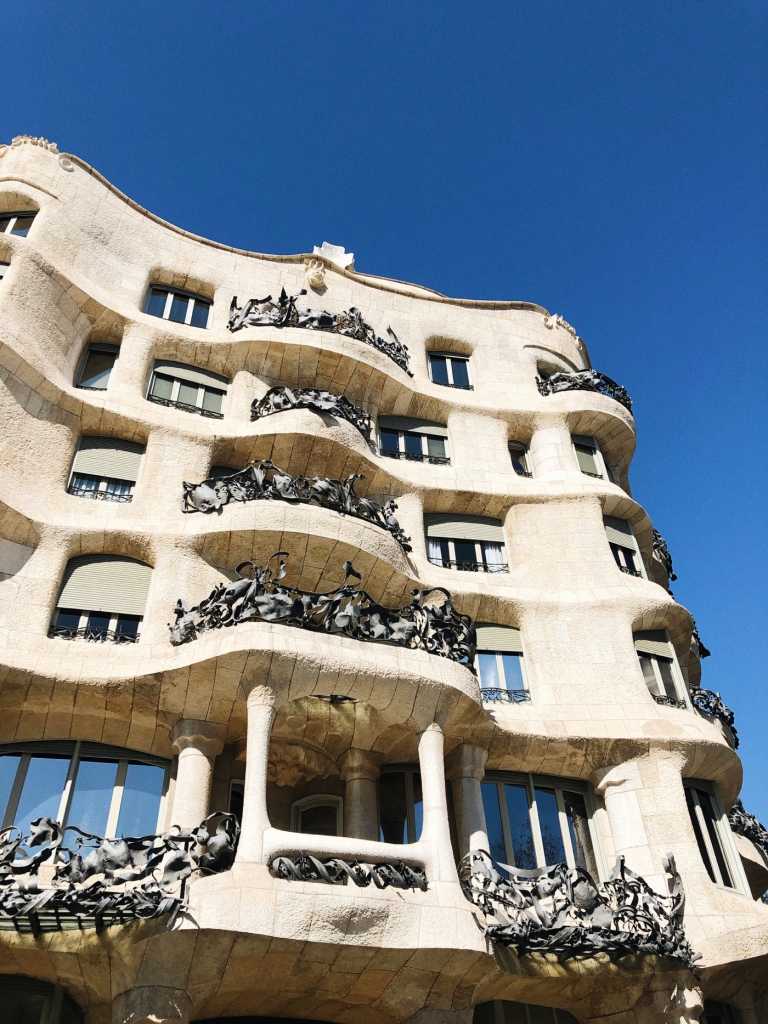 top sehenswürdigkeiten barcelona La Pedrera Casa Mila Fassade aussen