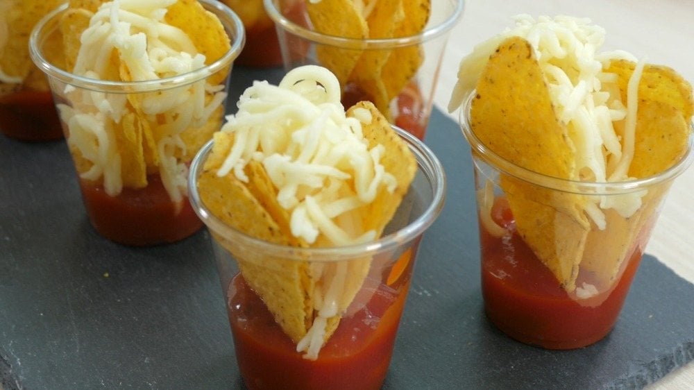 tortilla chips salsa dip mit käse im glas