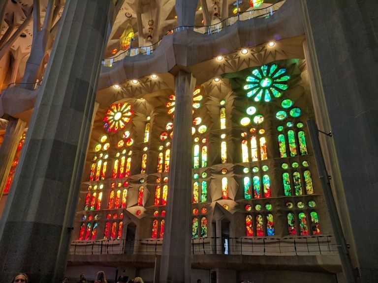 wichtigste sehenswürdigkeiten barcelona Sagrada Familia Buntglasfenster