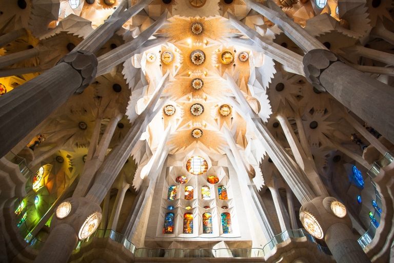 wichtigste sehenswürdigkeiten barcelona Sagrada Familia Decke und Säulen