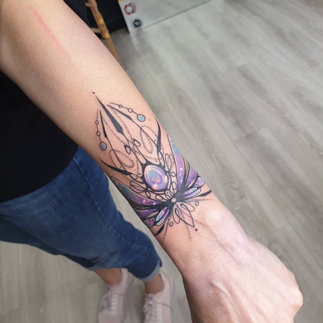 Armband Tattoodesign Frau Ideen Handgelenk Tätowierung Schmerzen