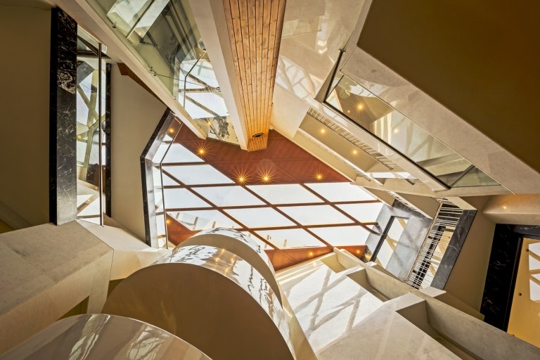 Atriumhaus mit verglastem Dach Sonnenlicht in die Räume lassen modernes Architektenhaus