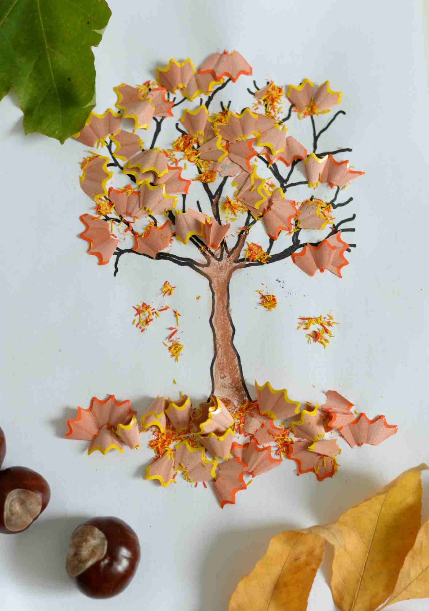Bastelideen Herbst Kindergarten mit Spitzabfall von Buntstiften - Herbstbaum gestalten