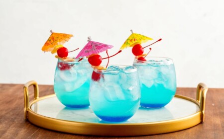 Blaue Cocktails mit Tequila Swimmingpool Rezept einfach Sommergetränke