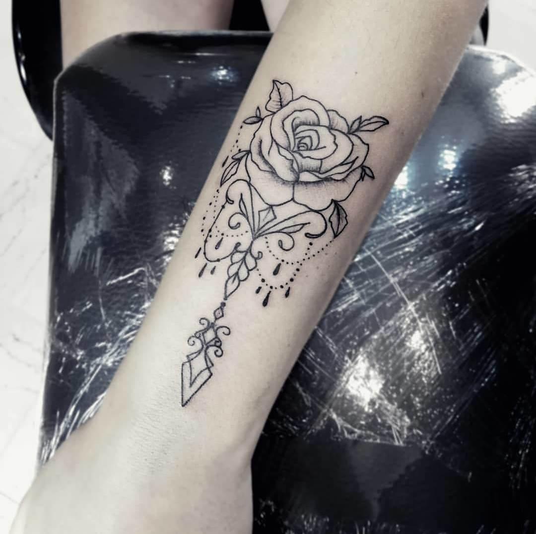 Frau tattoo blumen unterarm Vorlagen Löwin