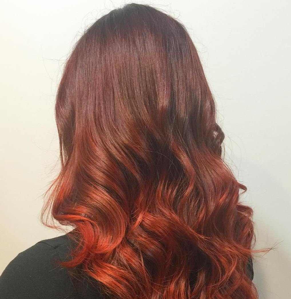 Braune Haare mit roten Highlights Trend rot Haarfarbe pflegen