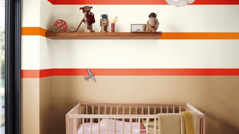 Cappuccino Farbe Babyzimmer geschlechtsneutral einrichten Curry Nuance an die Wand anbringen und orange Streifen streichen Sandfarbe als Hintergrund wählen