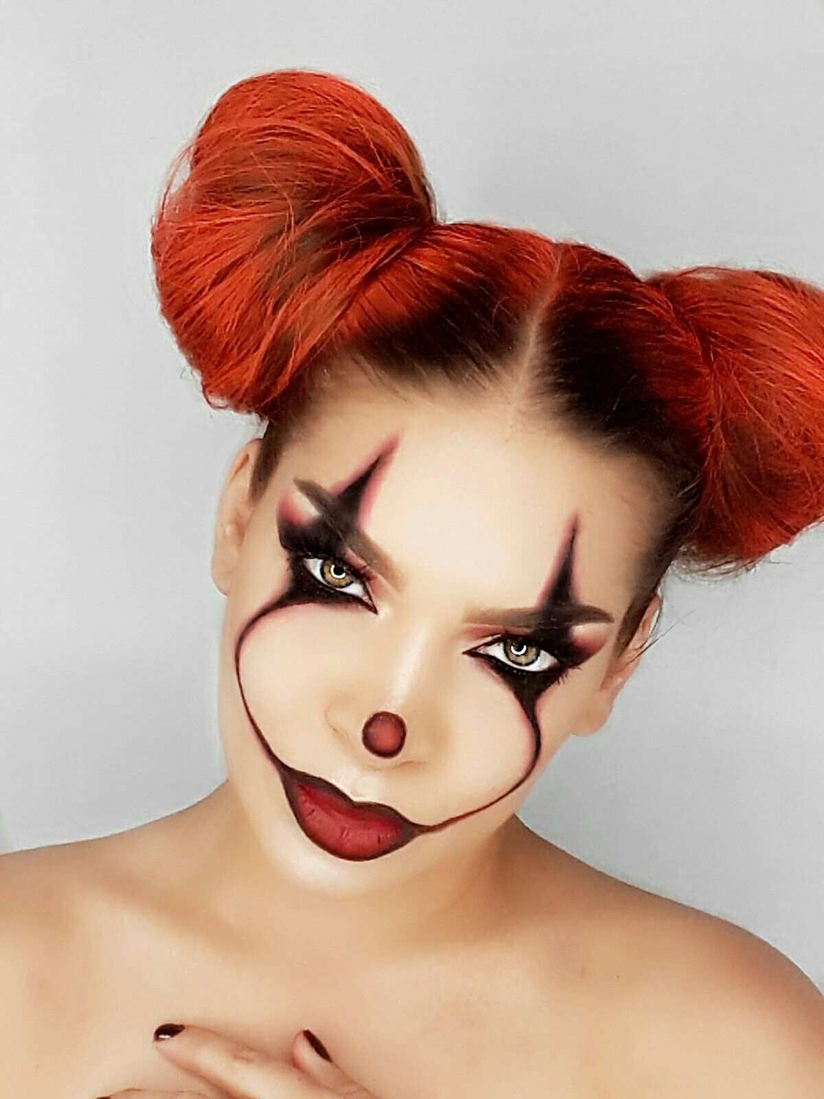 Clown schminken Frau Halloween Kostüm selber basteln Damen
