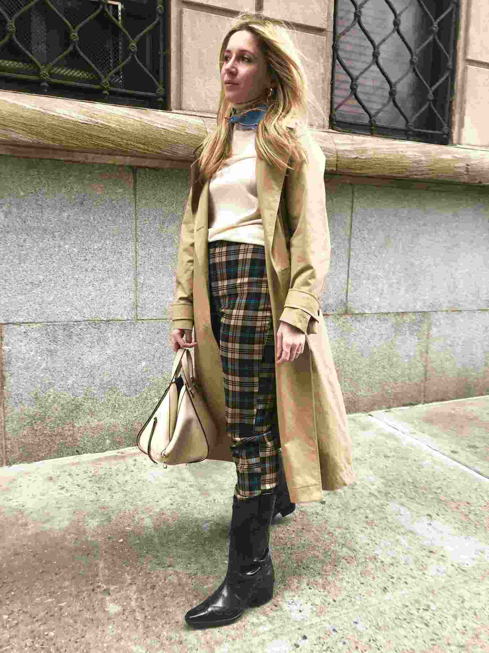 Cowboy boots combine trouser trench coat in autumn wearing outfits