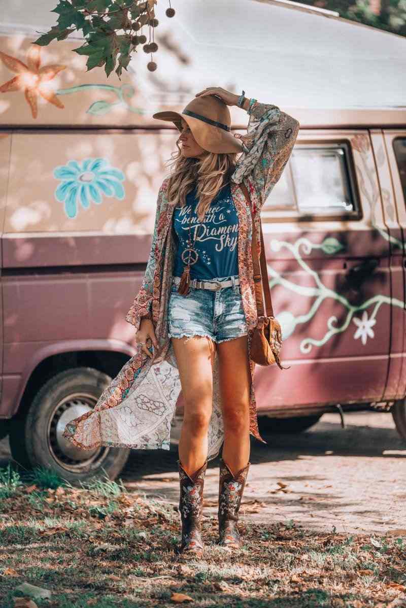 Cowboystiefel kombinieren Jeansshorts Boho Outfit Ideen Frauen
