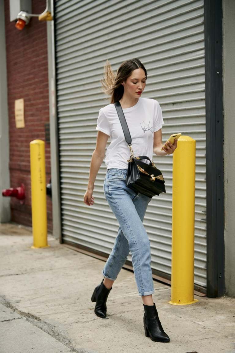 Cowboystiefel kombinieren Skinny Jeans mit T-Shirt Herbst Modetrends Damen