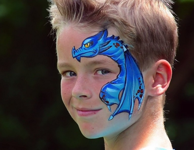 Drachen am halben Gesicht malen Make-up Idee für Jungen