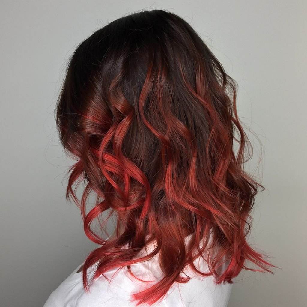 Schwarze haare mit rote strähnchen