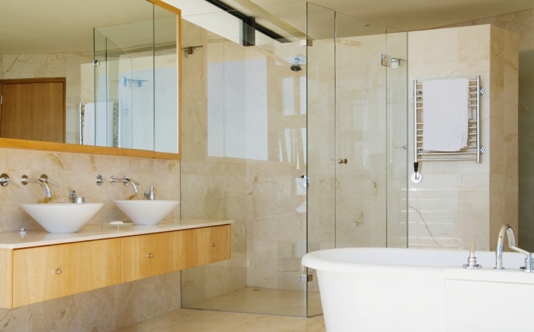 Duschtür reinigen Kalk Hausmittel Badezimmer putzen Tipps