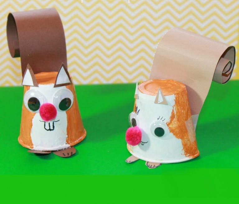 Tierfiguren aus Plastiktassen und Tonpapier selber machen Anleitung für Herbst-Deko