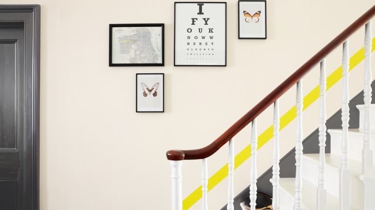 Ideen für mehrfarbige Wandgestaltung im Flur gelbe Streifen streichen Treppe 