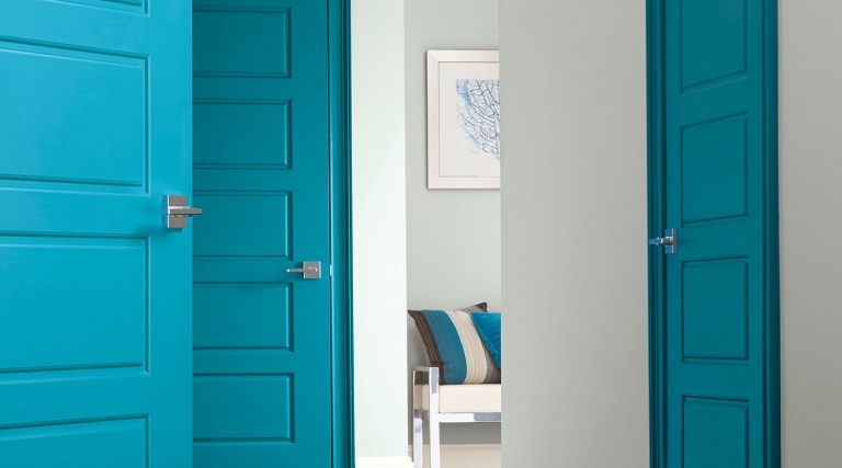 Welche Farbe für die Zimmertüren Flurgestaltung in weiß und azurblau Wand Nuancen kombinieren