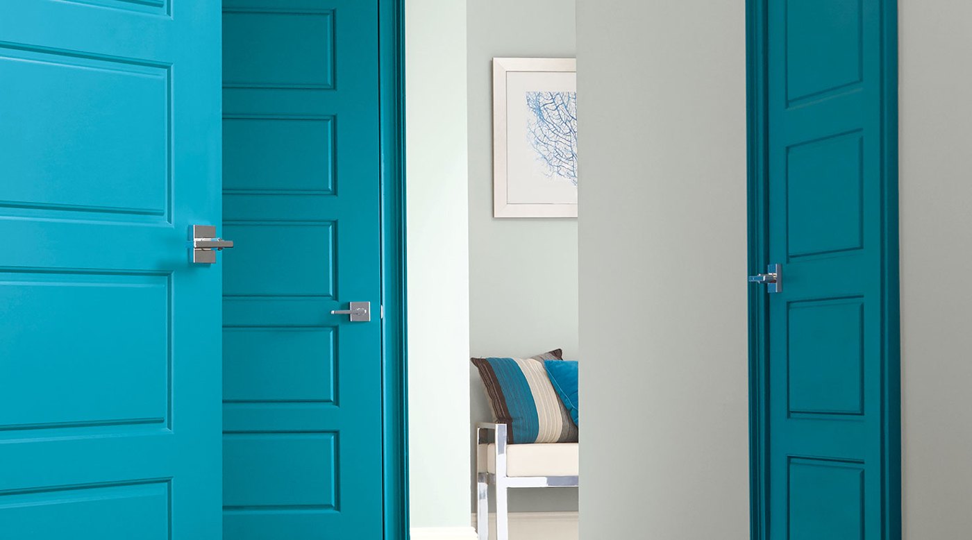 Welche Farbe für die Zimmertüren Flurgestaltung in weiß und azurblau Wand Nuancen kombinieren