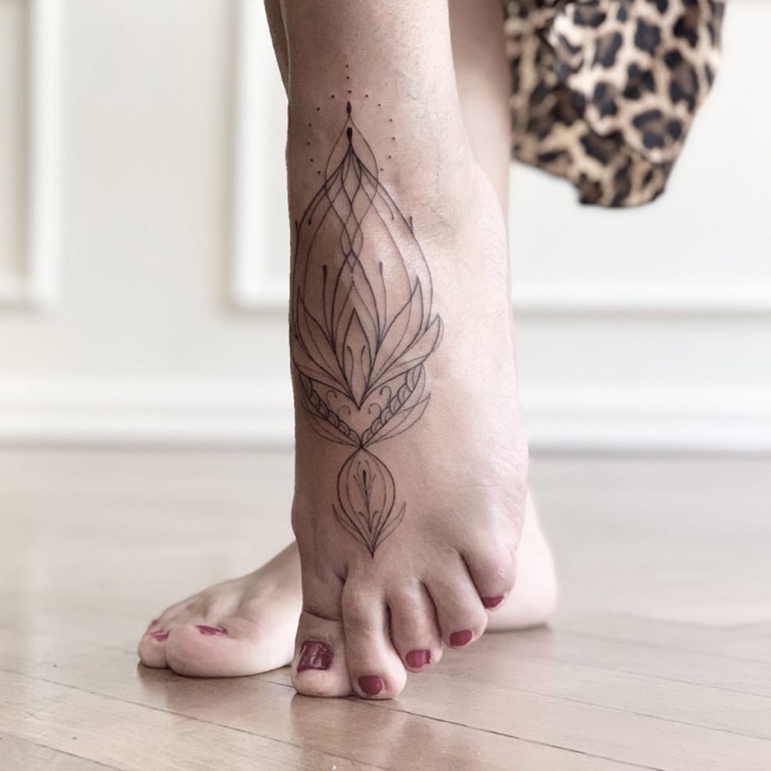 Foot tattoo woman small pain tattoo motif with the meaning mandala tattoo