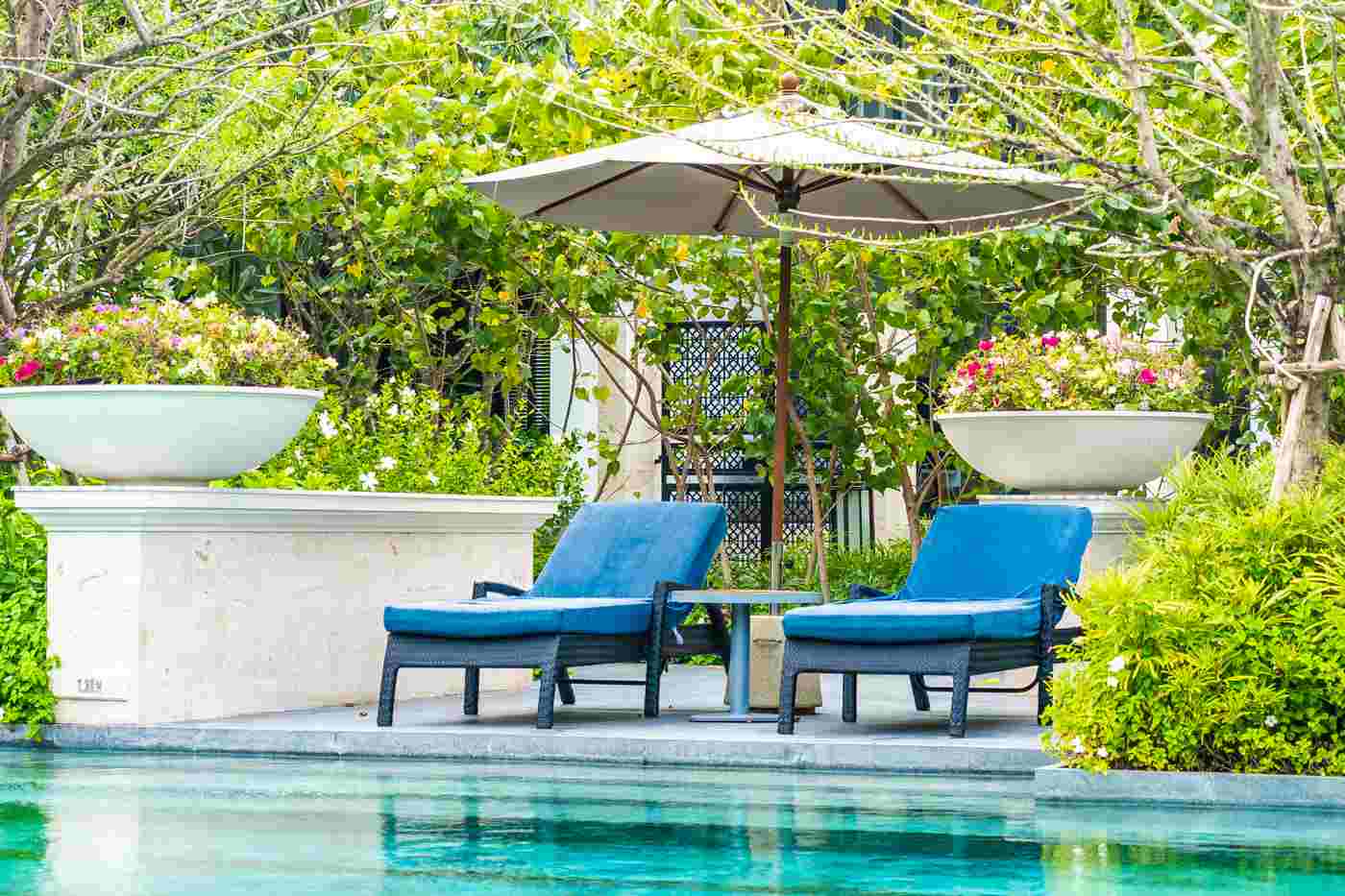 Gartenmöbel Trends Liegen neben dem Pool Terrassengestaltung im mediterranen Landhausstil