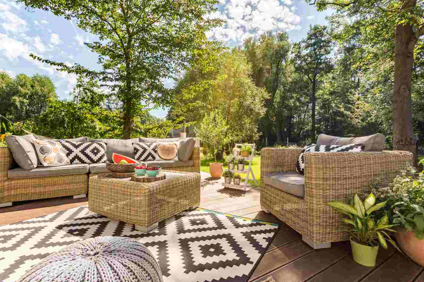 Gartenmöbel Trends für 2020 Lounge Gruppe auf der Terrasse mit Rattanmöbeln und Outdoor-Teppich
