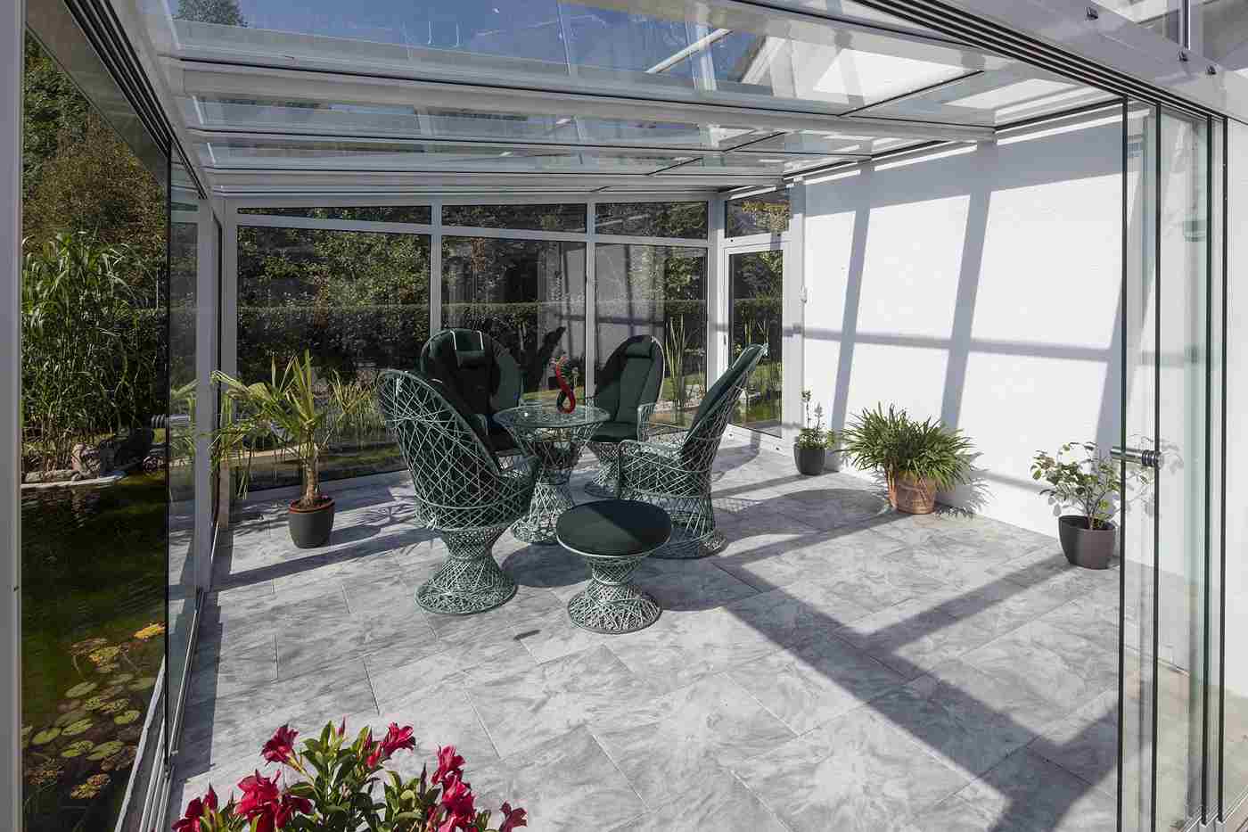 Gartenmöbel Trends Wintergarten einrichten gemütliche Sitzgruppe mit Gartentisch und Stühlen