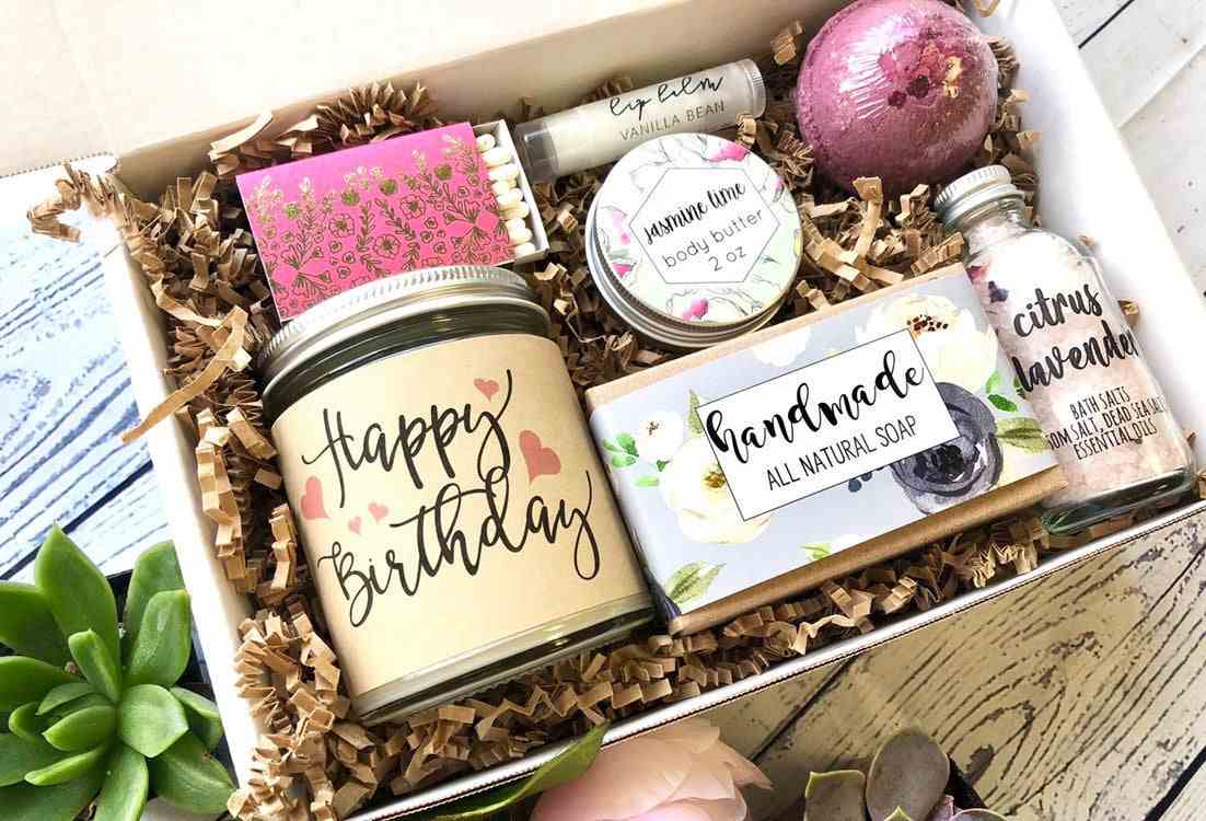 Geschenkbox für Freundin Inhalt Naturkosmetik Körperpflege Körperlotion mit Lavendel