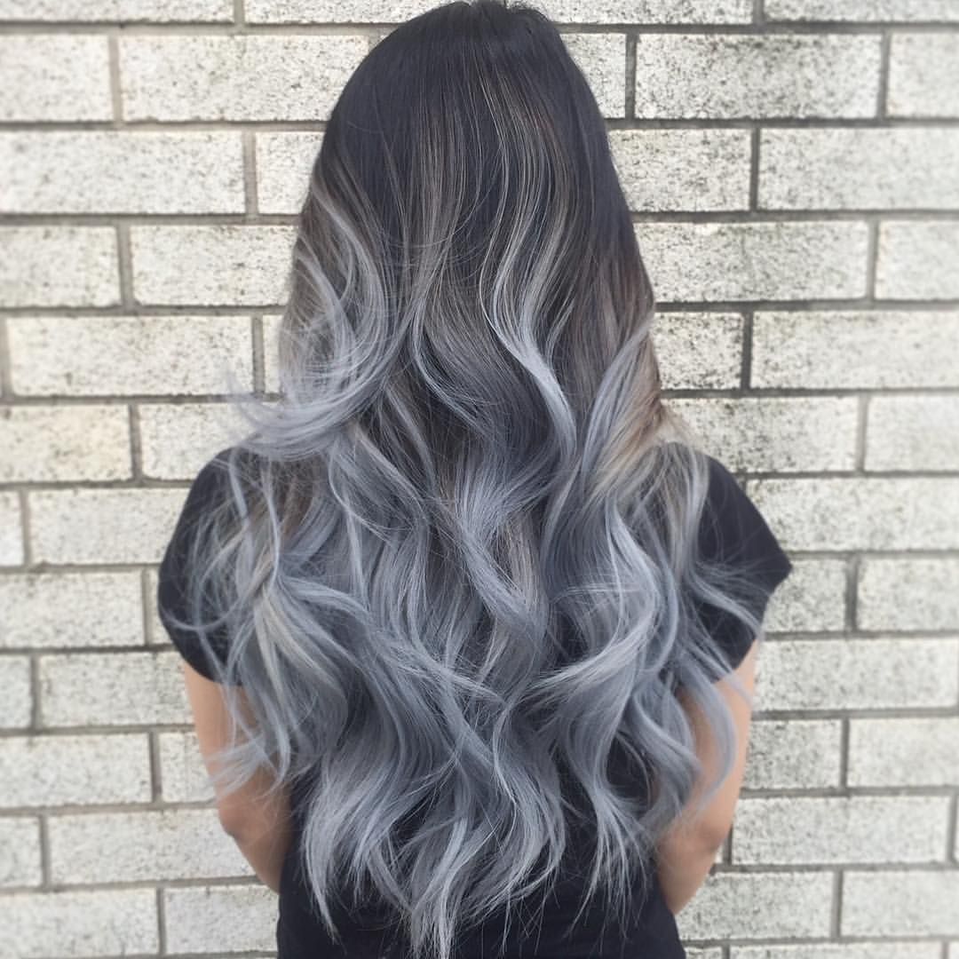 Grau blaue Haare silber färber Ombre Balayage Haartrends Frauen