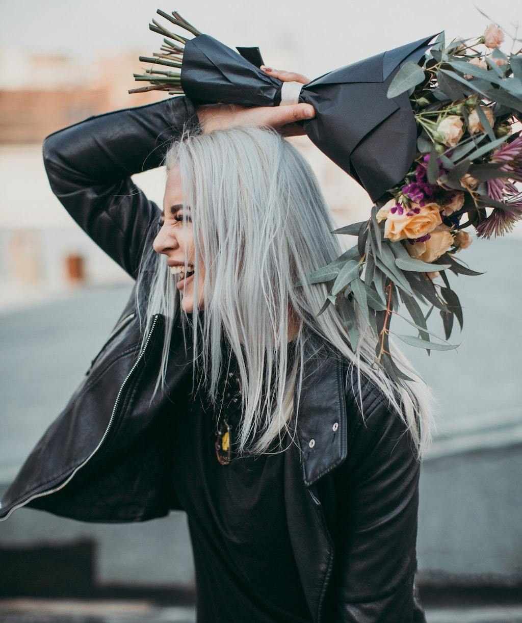 Haare silber färben Blondierung Haarpflege Lederjacke kombinieren Herbst Outfit