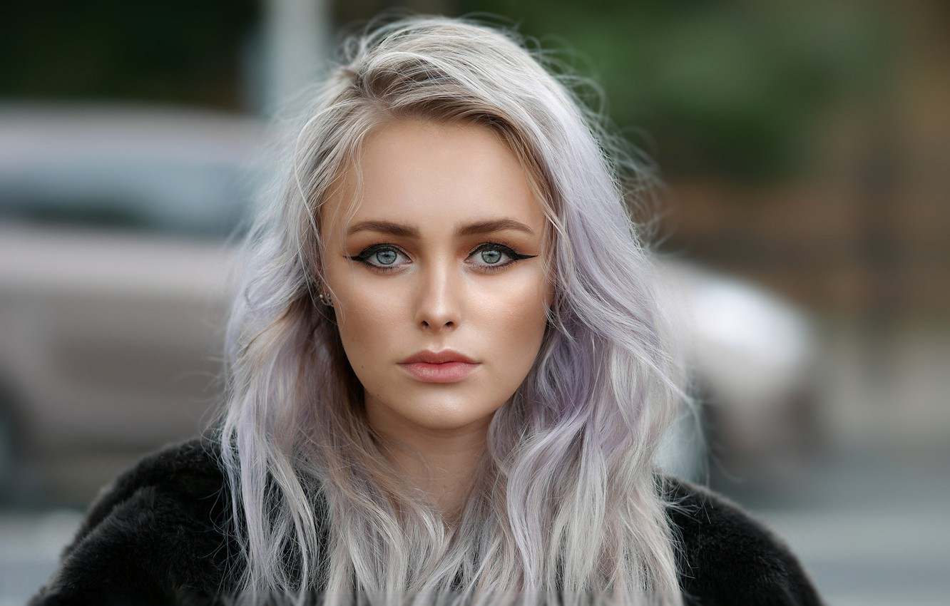 Haare silber färben Lila Grau Haarfarbe Strähnen Eyeliner auftragen einfach Haartrends Frauen