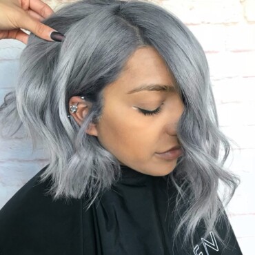 Haarfarbe grau färben long Bob Frisur stylen Locken mit Glätteisen selber machen