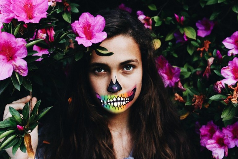 Halbes Gesicht Makeup ideen für Frauen Totenkopf bunt farbig Foto mit Filter bearbeiten