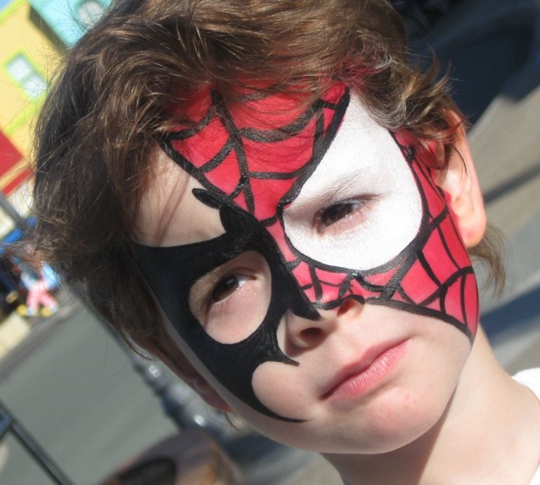 Batman und Spiderman auf dem Kindergesicht schminken Make up Ideen für kleine Jungen zu Halloween