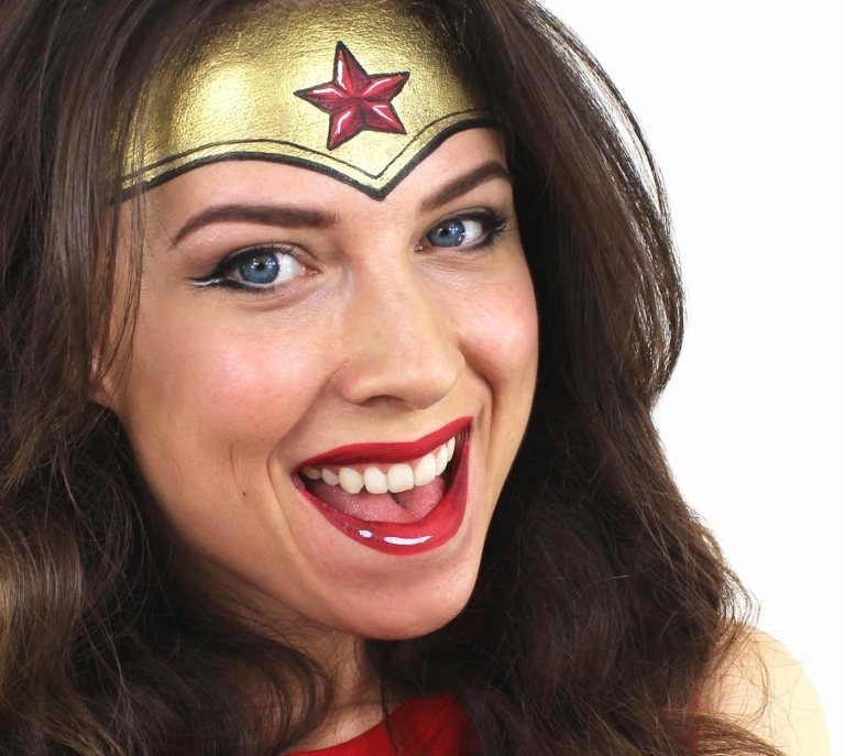 Wonder Woman zu Halloween schminken lustige Make up Idee für Frauen