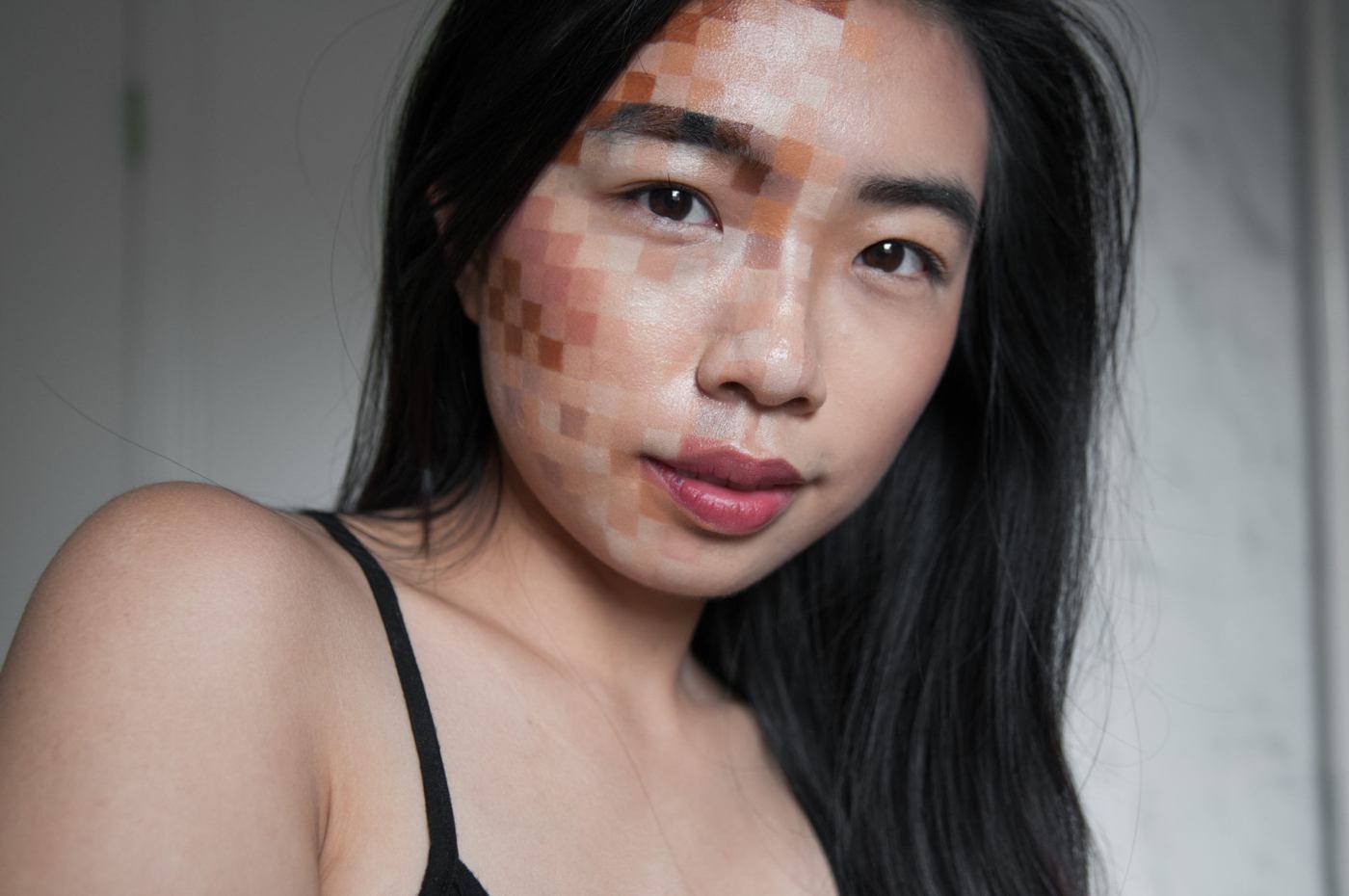 Pixels am Gesicht zeichnen einfache Halloween Schminkidee für Frauen