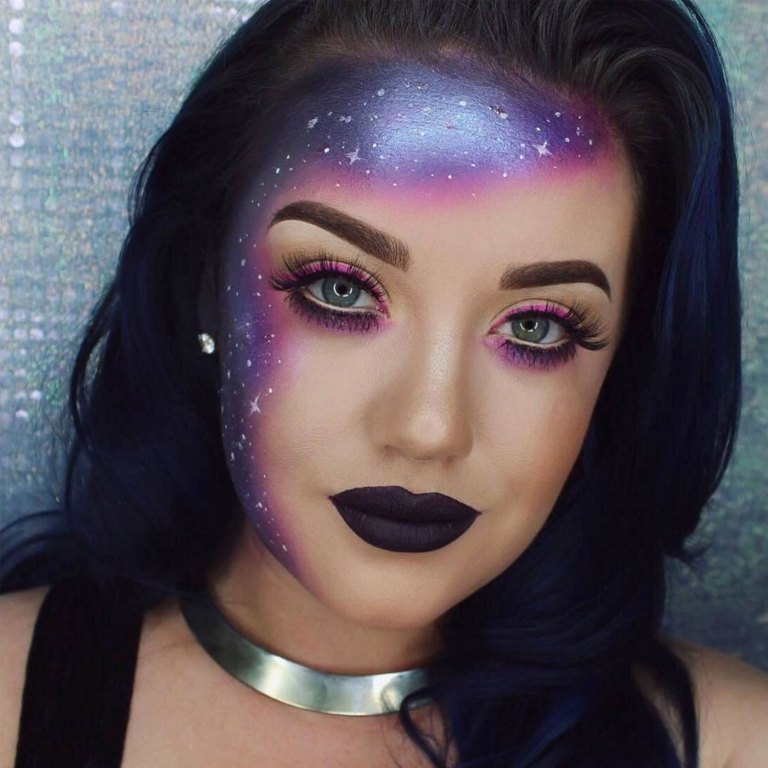 Halloween Make up für Frauen Idee für halbes Gesicht Galaxy Make up mit coolen Motiven wie Weltall und Sterne