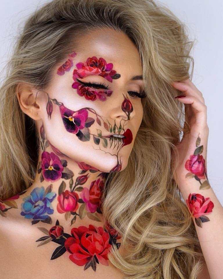 Halloween Make up für halbes Gesicht Blumen bemalen schöne Schminkideen für Mädchen und Frauen