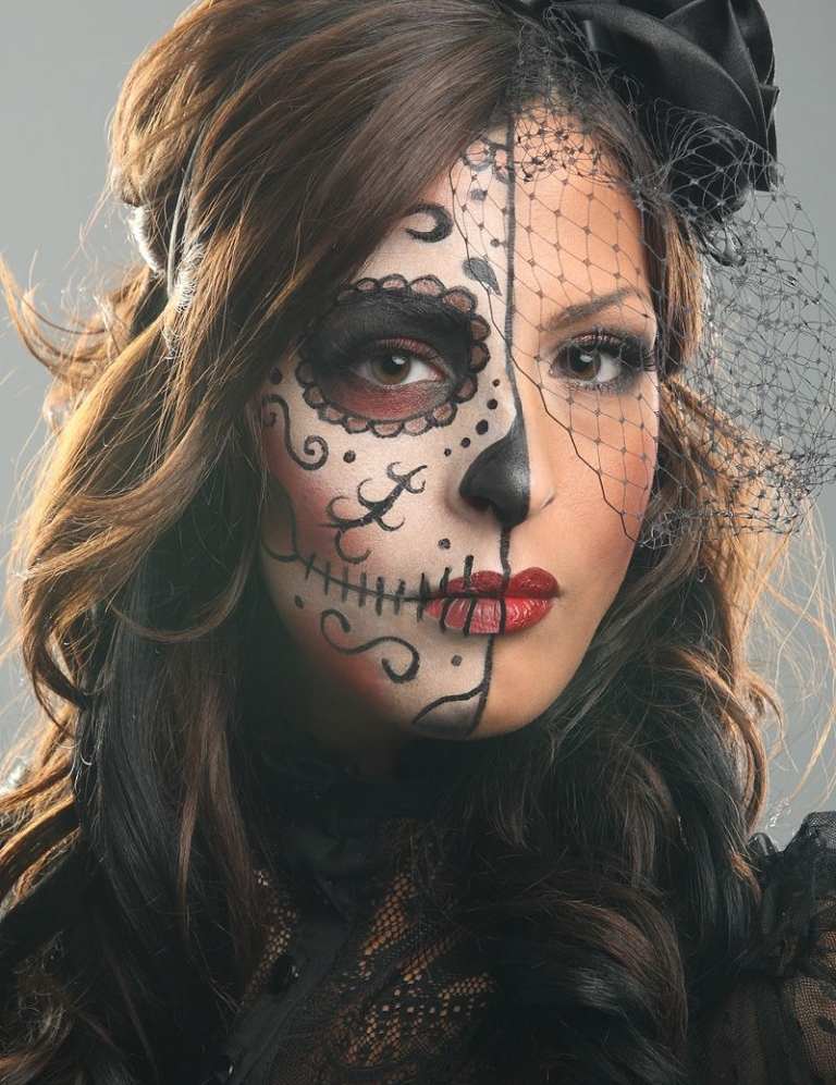 Totenkopf zu Halloween schminken nicht gruselige Idee Trendiges Make up auf der einen Gesichtshälfte auftragen