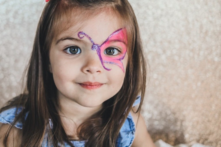Schminkideen für kleine Mädchen zu Halloween oder zum Fasching Schmetterling malen