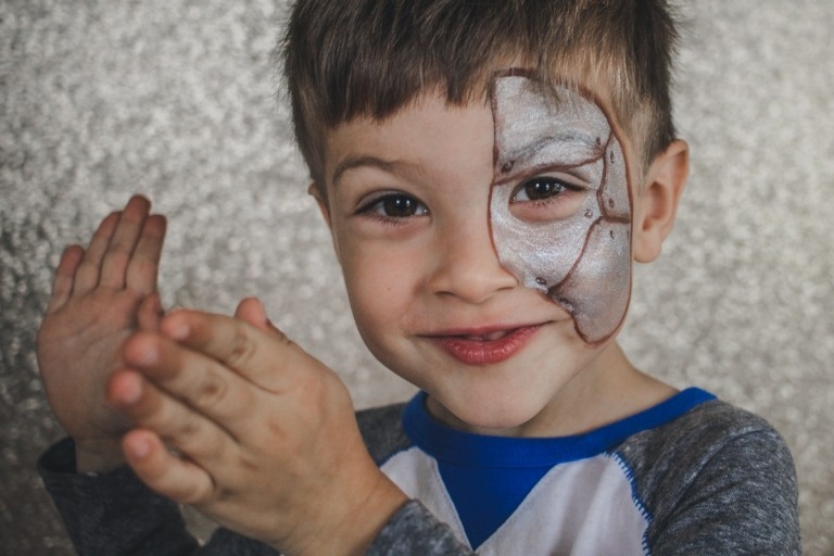 Kinder zum Halloween schminken Ideen für Jungen Roboter halbes Gesicht