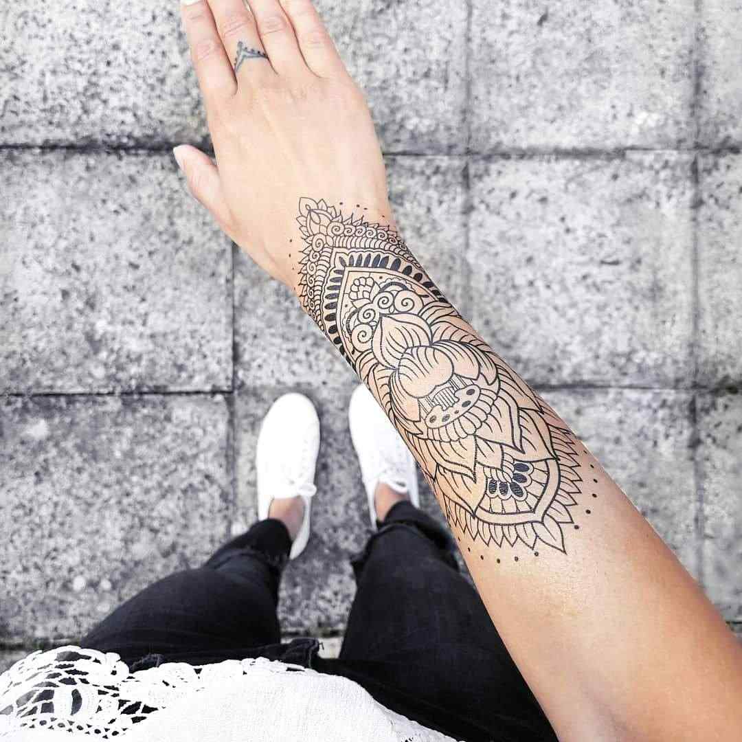 Handgelenk Armband Tätowierung Ideen Mandala Lotusblume Tattoodesign