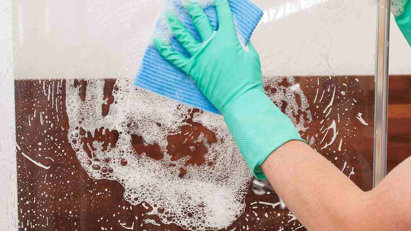 Hausmittel gegen Kalk im Badezimmer Duschkabine aus Glas putzen