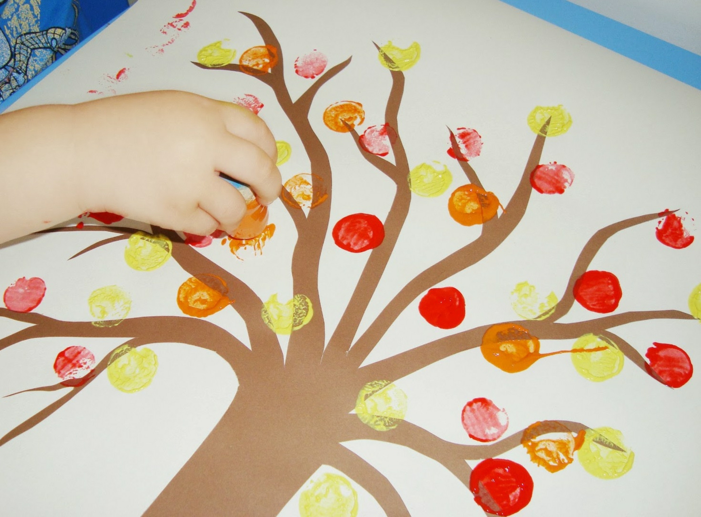 Paint autumn pictures with wine baskets - Autumn colors on the tree crowns