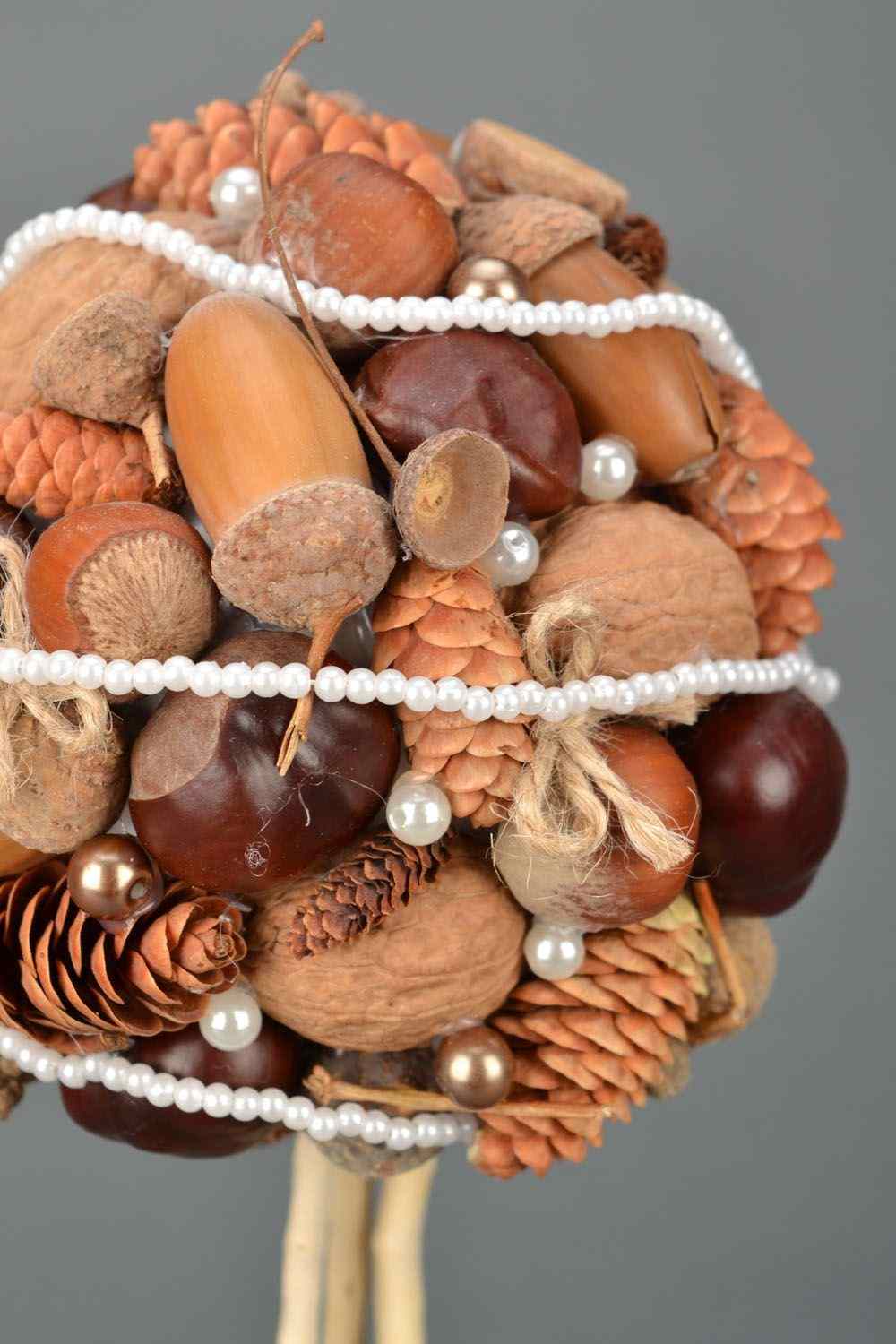 Autumn table decoration with oak decoration is easy