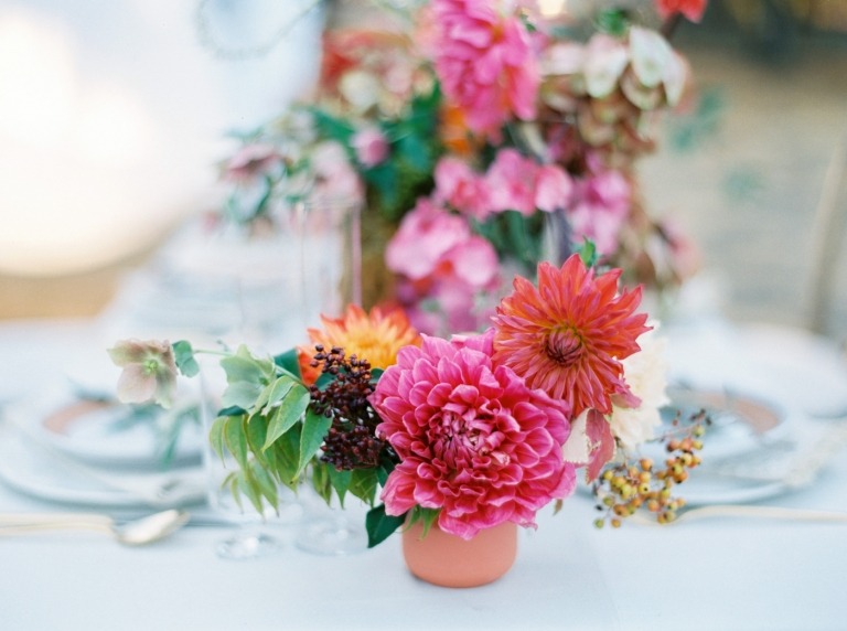 Herbstdeko mit Blumen in kleiner Vase Dahlien und Chrysantheme und Blaubeeren kombinieren