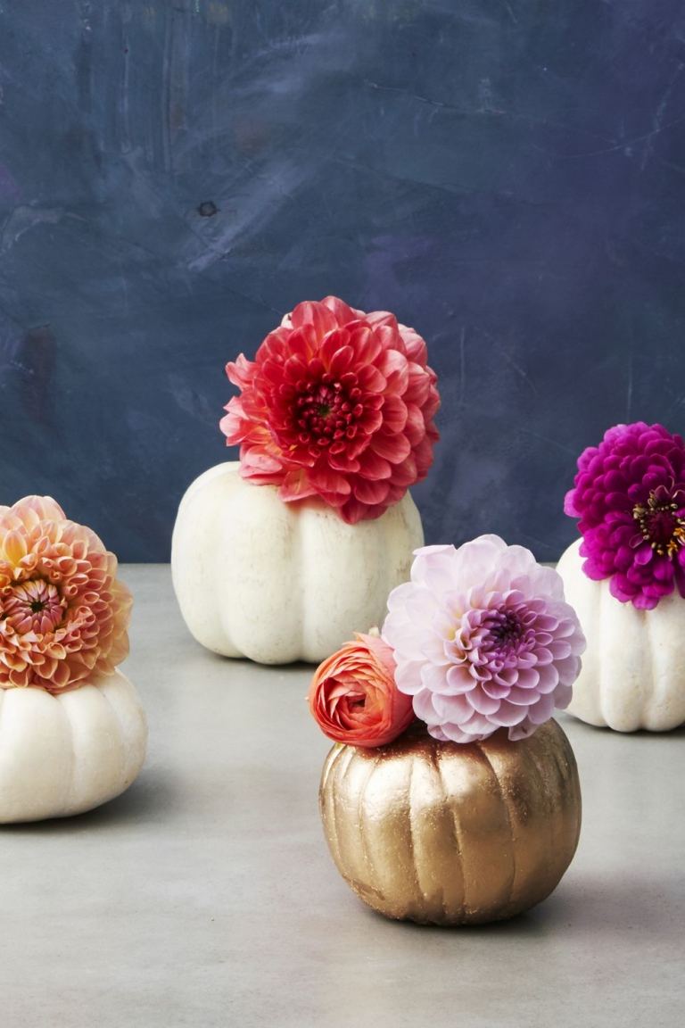 Herbstdeko selber machen Dahlien Blüten in weiße Kürbisse stecken Ideen für farbenfrohe Blumengestecke