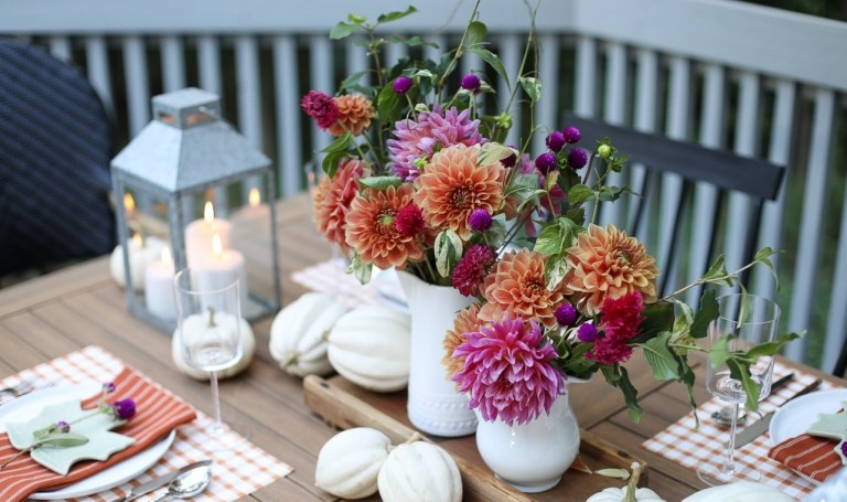 Herbstdeko selber machen Dahlien in gelb und lila und weiße Kürbisse in Vintage Vasen arrangieren 