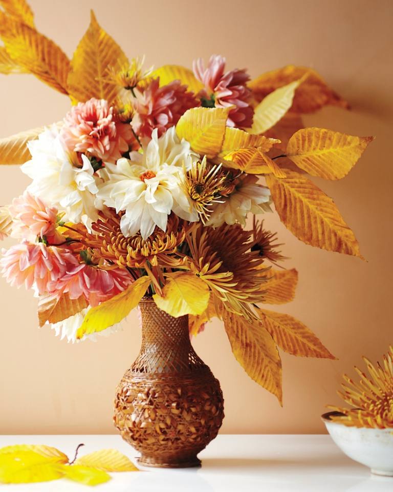 Herbstliche Tischdeko in gold Herbstblätter und weiße Dahlien und Chrysanthemen kombinieren