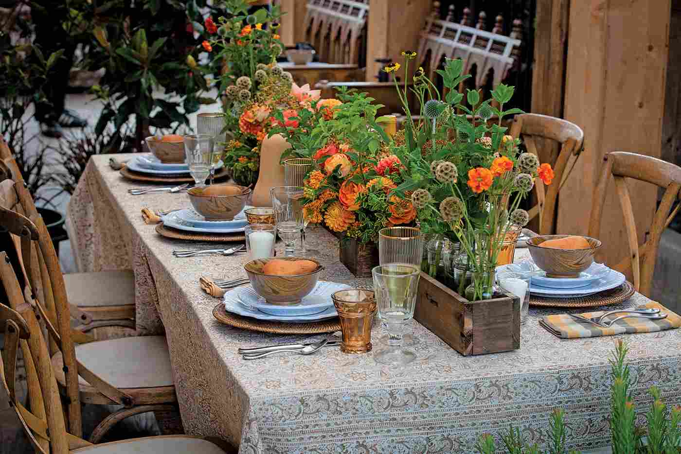 Make a hearty table decoration with dahlias and pumpkins for the Thanksgiving dinner