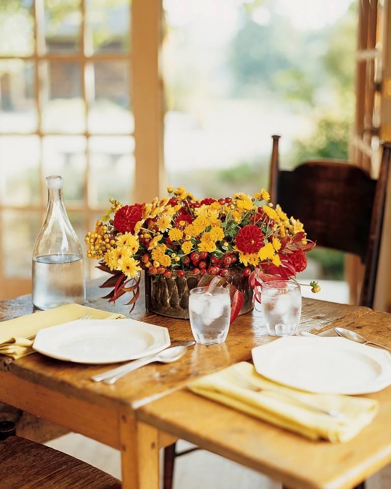 Herbstliche Tischdeko mit Dahlien gelbe Chrysanthemen Sorte Ginger und Gold Stryke Dahlien und rubinrote Rosen Blumengestecke stilvoll arrangieren